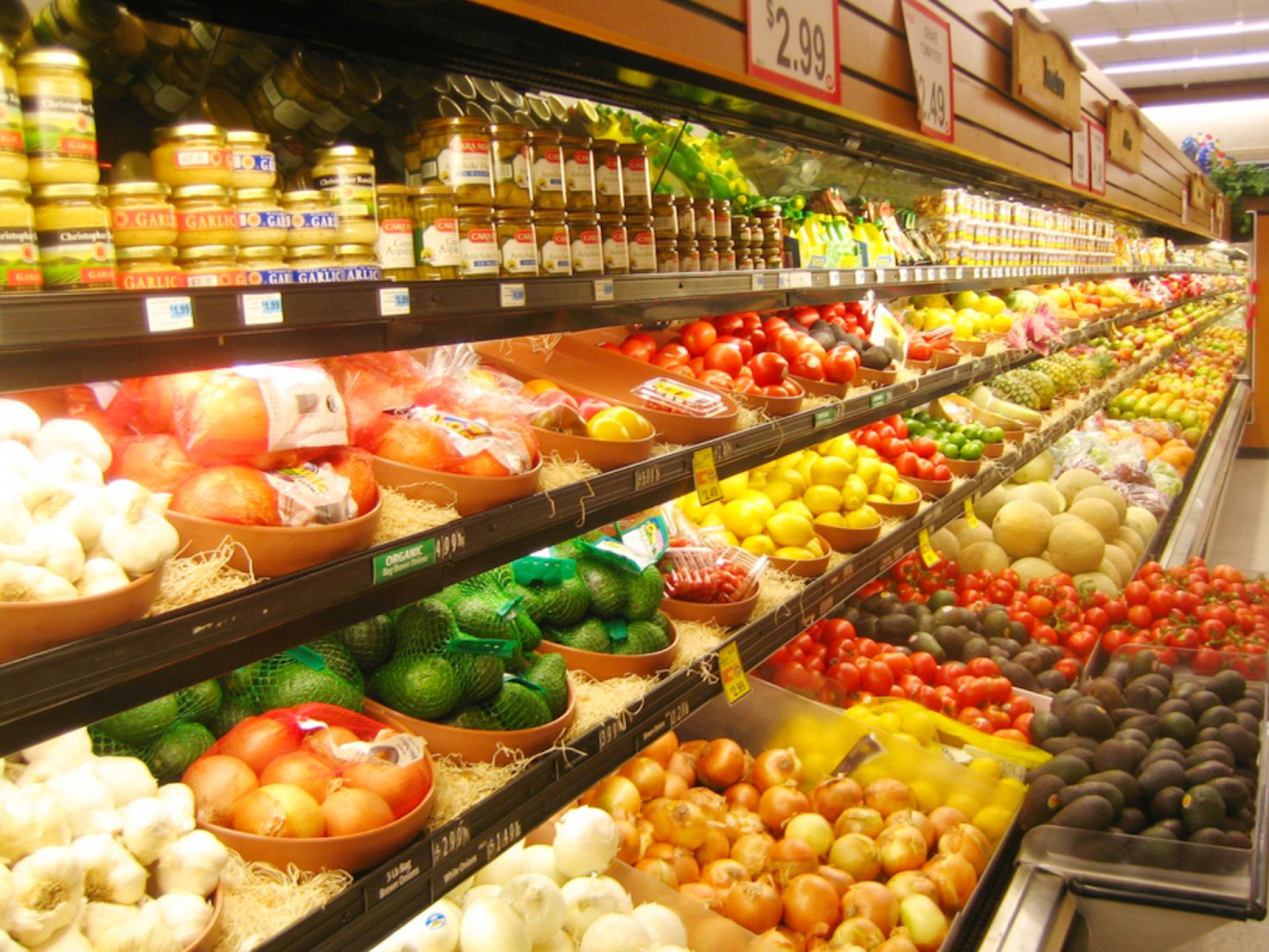 На прилавках магазинов лежат отборные овощи. Овощи на прилавке. Прилавок с едой. Прилавок с овощами и фруктами. Прилавок с продуктами.