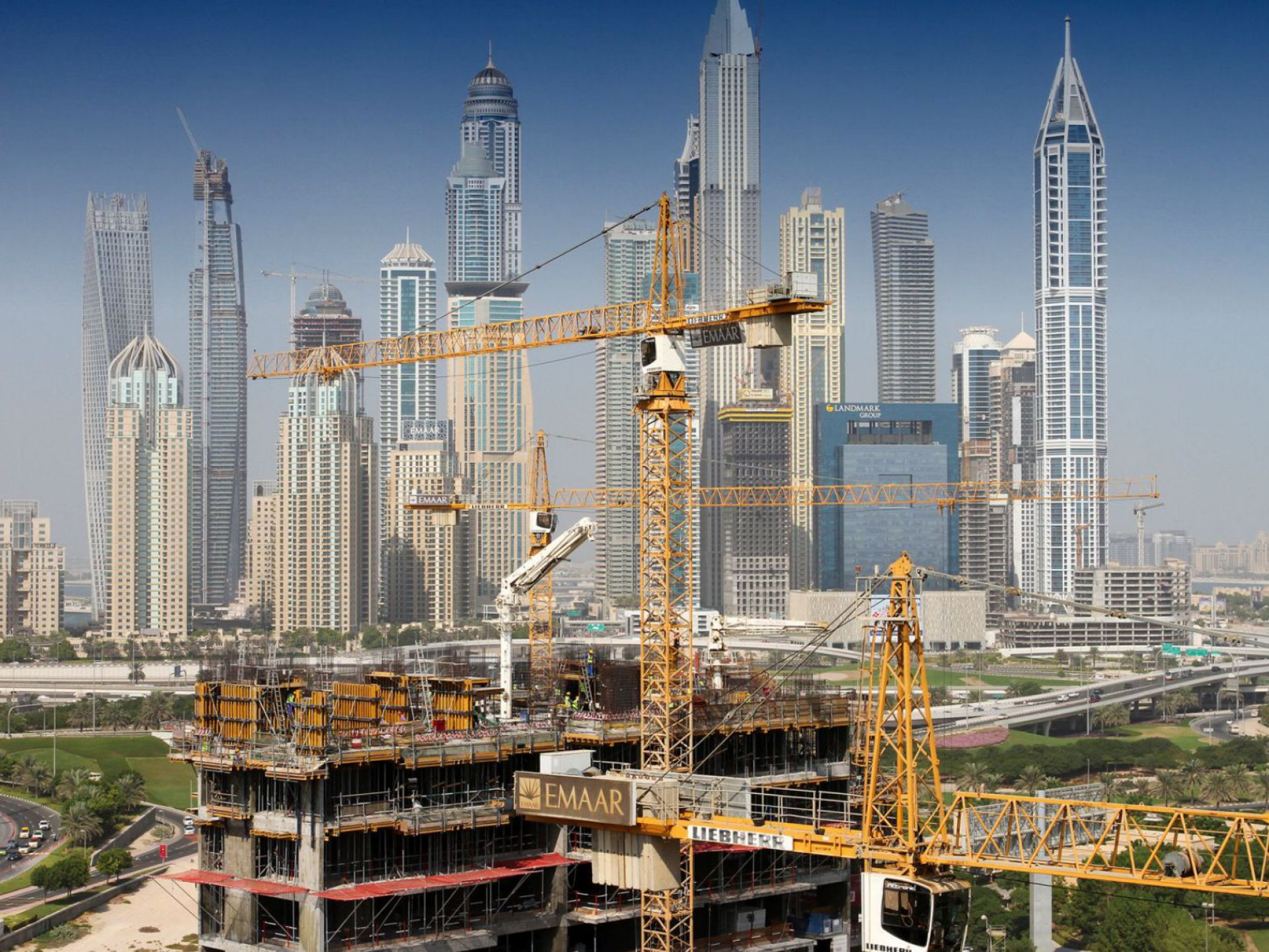 Мировое строительство. Строительный бум Дубай. Дубай 370м стройка. Мегастройки Дубай. Дубай 2007 стройка.